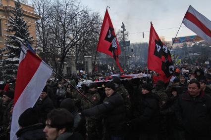 Оппозиция прощается с одним из своих бойцов, активистом УНА УНСО Михаилом Жизневским. На снимке: гроб с телом Михаила Жизневского принесли на улицу Грушевского.