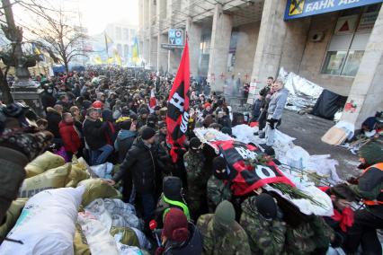 Оппозиция прощается с одним из своих бойцов, активистом УНА УНСО Михаилом Жизневским. На снимке: гроб с телом Михаила Жизневского принесли на улицу Грушевского.