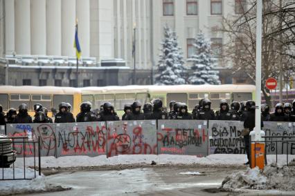 Шеренга бойцов специального подразделения `Беркут`.