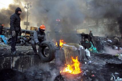 Протестующие жгут автомобильные покрышки.