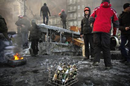 Позиции протестующих. На переднем плане бутылки с зажигательной смесью.