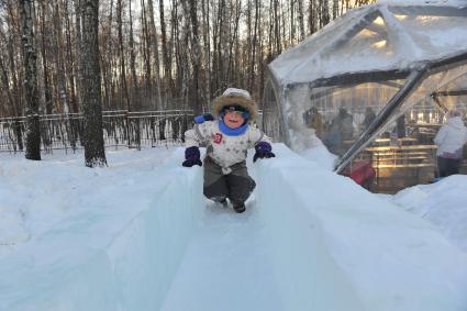 SnowGRAD в Измайловском парке. На снимке: ребенок на ледяной горке.