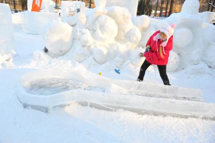 SnowGRAD в Измайловском парке. На снимке: дети играют в мини-гольф на льду.