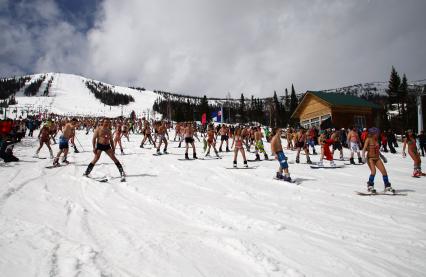 В рамках `Фестиваля весеннего солнцекатания` состоялся спуск полуголых лыжников и сноубордистов. На снимке: участники заезда.