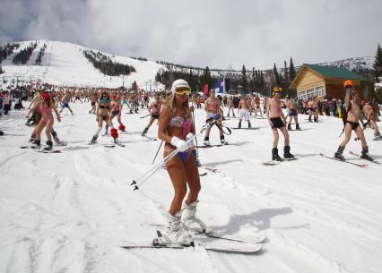 В рамках `Фестиваля весеннего солнцекатания` состоялся спуск полуголых лыжников и сноубордистов. На снимке: женщина в купальнике на горных лыжах.