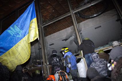Протестующие штурмуют Украинский дом. На снимке: