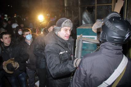 Протестующие штурмуют Украинский дом. На снимке: Лидер политической партии `УДАР`, боксер Виталий Кличко общается с протестующими у входа в здание Украинского дома.