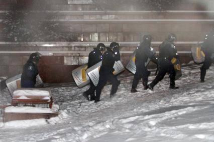 Протестующие штурмуют Украинский дом. На снимке: бойцы специального подразделения `Беркут` покидают здание Украинского дома.