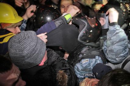 Конфликт между протестующими и бойцами спецподразделения `Беркут`возле Святошинского РОВД. На снимке: бойцы `Беркута` отбиваются от протестующих.