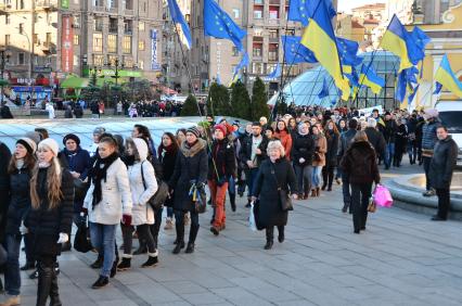 Евромайдан. Акция сторонников Евроинтеграции.    На снимке: шеренга демонстрантов