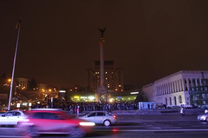 Евромайдан. Акция сторонников евроинтеграции Украины. Площадь Независимости.  На снимке: толпа митингующих.