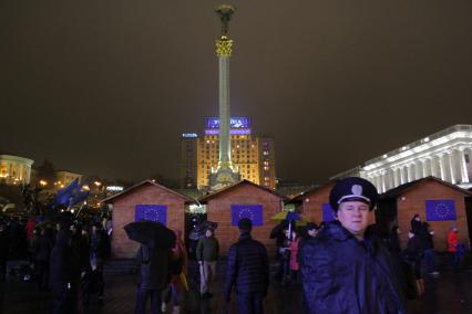 Евромайдан. Акция сторонников евроинтеграции Украины. Площадь Независимости.  На снимке толпа митингующих.