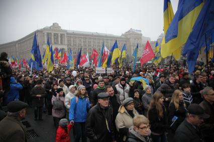 Евромайдан. Акция сторонников евроинтеграции Украины. Площадь Независимости.  На снимке  колонна митингующих  на улице Крещатик.