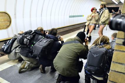 Ежегодная акция под названием `В метро без штанов`. На снимке: фотографы и пассажиры метро без штанов.