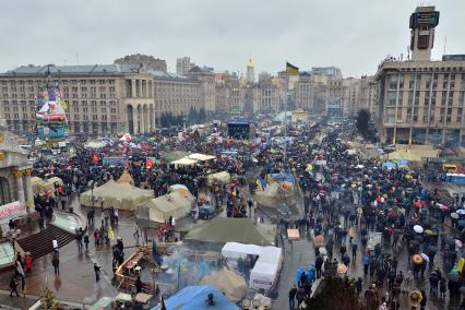 Толпы людей и палаточные лагеря на площади Независимости в Киеве во время евромайдана.