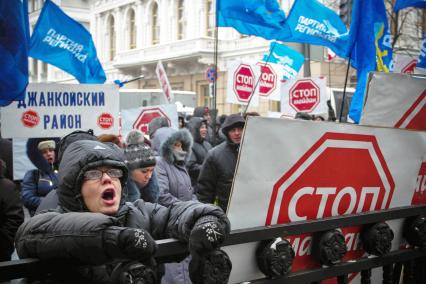 Антимайдан. Митинг людей призывающих остановить беспорядки в Киеве. На снимке: люди с плакатами: `Стоп Майдан` и флагами Партии регионов.