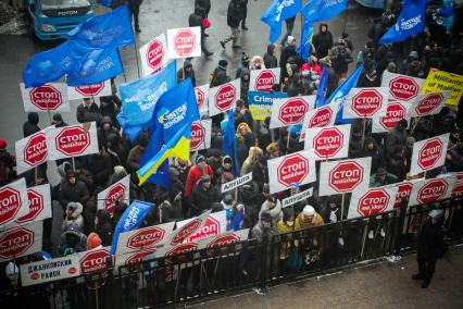 Антимайдан. Митинг людей призывающих остановить беспорядки в Киеве. На снимке: люди с плакатами: `Стоп Майдан`, украинским флагом и флагами Партии регионов.