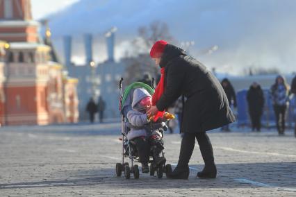 Мороз в Москве. На снимке: девушка с ребенком.