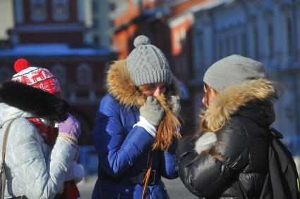 Мороз в Москве. На снимке: девушки кутаются в капюшоны.