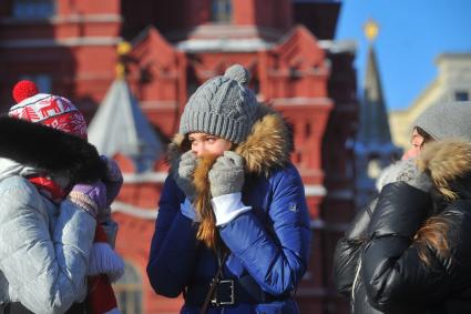 Мороз в Москве. На снимке: девушки кутаются в капюшоны.