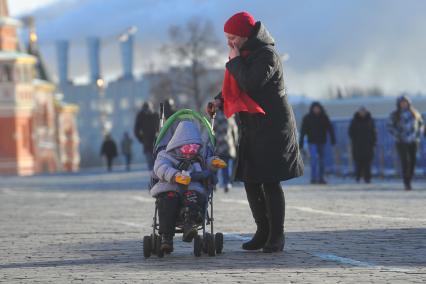 Мороз в Москве. На снимке: девушка с ребенком.