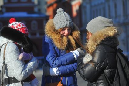 Мороз в Москве. На снимке: девушки мерзнут на улице.