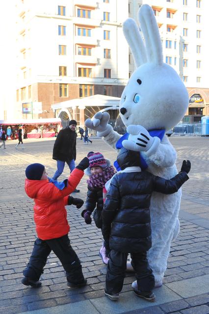 Мороз в Москве. На снимке: дети обнимается с ростовой куклой.