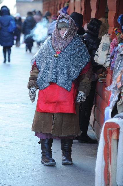 Мороз в Москве. На снимке: продавщица сувенирной лавки.