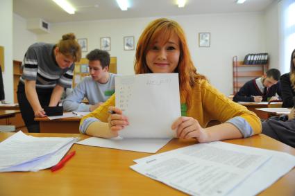 Репетиция Единого государственного экзамена (ЕГЭ). На снимке: девушка просит о помощи в решении задания по ЕГЭ