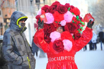 Морозы в Москве. На снимке: ростовая кукла, рекламирующая цветочную компанию `Мосцветторг`.