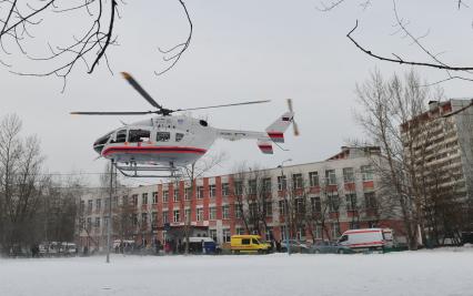 Московскаая школа № 263, куда проник вооруженный старшеклассник - учащийся школы. На снимке: вертолет МЧС увозит пострадавших.