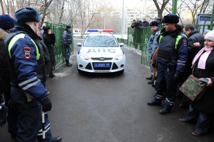 В Московскую школу № 263,  проник вооруженный старшеклассник - учащийся школы. На снимке: сотрудники полиции и автомобиль ДПС