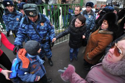 В Московскую школу № 263,  проник вооруженный старшеклассник - учащийся школы. На снимке: сотрудники полиции во время эвакуации детей из школы