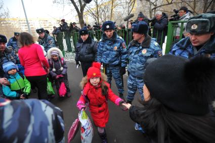 В Московскую школу № 263,  проник вооруженный старшеклассник - учащийся школы. На снимке: сотрудники полиции во время эвакуации детей из школы