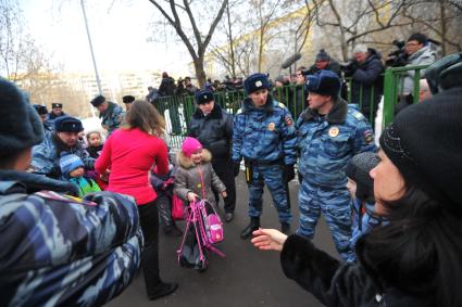 В Московскую школу № 263,  проник вооруженный старшеклассник - учащийся школы. На снимке: сотрудники полиции во время эвакуации детей из школы