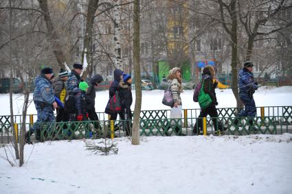 В Московскую школу № 263,  проник вооруженный старшеклассник - учащийся школы. На снимке: сотрудники полиции во время эвакуации детей из школы