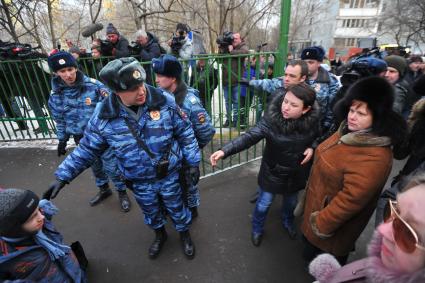 В Московскую школу № 263,  проник вооруженный старшеклассник - учащийся школы. На снимке: сотрудники полиции во время эвакуации детей из школы