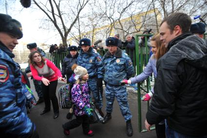 В Московскую школу № 263,  проник вооруженный старшеклассник - учащийся школы. На снимке: сотрудники полиции во время эвакуации детей из школы