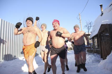 Екатеринбургские `моржи` купаются в -35°C. На снимке: раздетые до трусов мужчины бегут к проруби.