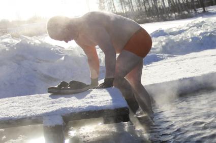 Екатеринбургские `моржи` купаются в -35°C. На снимке: мужчина выбирается из проруби после купания.