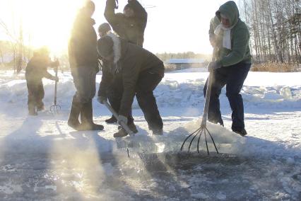 Екатеринбургские `моржи` купаются в -35°C. На снимке: подготовка проруби к купанию.