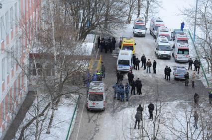 В Московскую школу № 263 проник вооруженный старшеклассник Сергей Гордеев - учащийся школы.  Гордеев захватил в заложники школьников и застрелил учителя и полицейского. На снимке: полиция и врачи у здания школы.