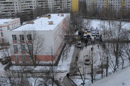 В Московскую школу № 263 проник вооруженный старшеклассник Сергей Гордеев - учащийся школы.  Гордеев захватил в заложники школьников и застрелил учителя и полицейского. На снимке: полиция и врачи у здания школы.