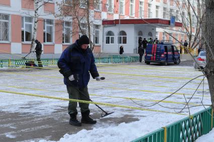 В Московскую школу № 263 проник вооруженный старшеклассник Сергей Гордеев - учащийся школы.  Гордеев захватил в заложники школьников и застрелил учителя и полицейского. На снимке: саперы у здания школы.