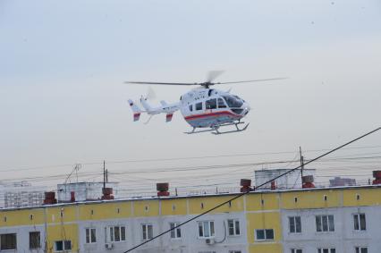 В Московскую школу № 263 проник вооруженный старшеклассник Сергей Гордеев - учащийся школы.  Гордеев захватил в заложники школьников и застрелил учителя и полицейского. На снимке: вертолет Eurocopter EC 145, с раненым полицейским на борту направляется к больнице им. Склифосовского.