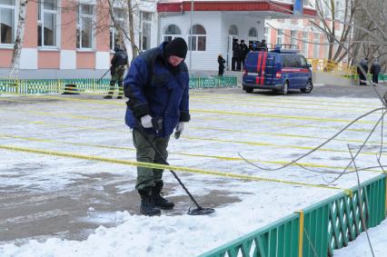 В Московскую школу № 263 проник вооруженный старшеклассник Сергей Гордеев - учащийся школы.  Гордеев захватил в заложники школьников и застрелил учителя и полицейского. На снимке: саперы у здания школы.