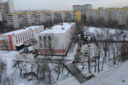 В Московскую школу № 263 проник вооруженный старшеклассник Сергей Гордеев - учащийся школы.  Гордеев захватил в заложники школьников и застрелил учителя и полицейского. На снимке: полиция и врачи у здания школы.