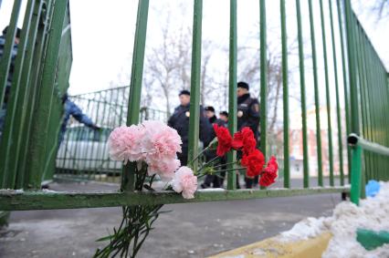 В Московскую школу № 263 проник вооруженный старшеклассник Сергей Гордеев - учащийся школы.  Гордеев захватил в заложники школьников и застрелил учителя и полицейского. На снимке: цветы у ворот школы.