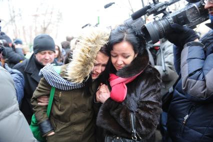 В Московскую школу № 263 проник вооруженный старшеклассник Сергей Гордеев - учащийся школы.  Гордеев захватил в заложники школьников и застрелил учителя и полицейского. На снимке: учащиеся, выведенные из здания школы.