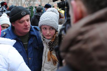 В Московскую школу № 263 проник вооруженный старшеклассник Сергей Гордеев - учащийся школы. Гордеев захватил в заложники школьников и застрелил учителя и полицейского. На снимке: учащиеся, выведенные из здания школы.